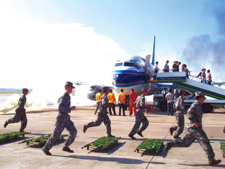 汕头机场昨举行开航以来规模最大的应急救援综合演练