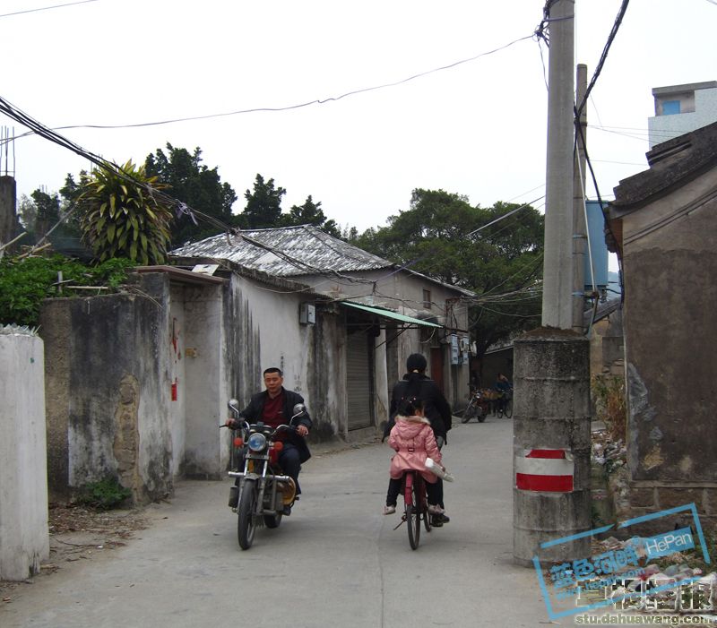 鮀浦蓬洲村村民:房子虽旧,但白天做生意还甚是热闹.