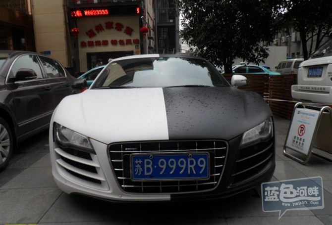 街头惊现黑白双色外衣的奥迪 r8 特性感