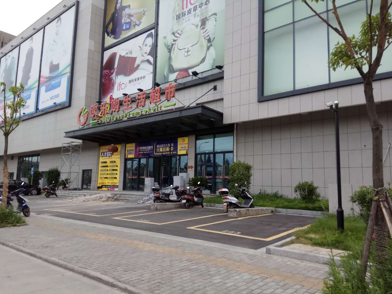 为啥叫奥特莱斯 105002uieo25gxxi0c7gke.jpg