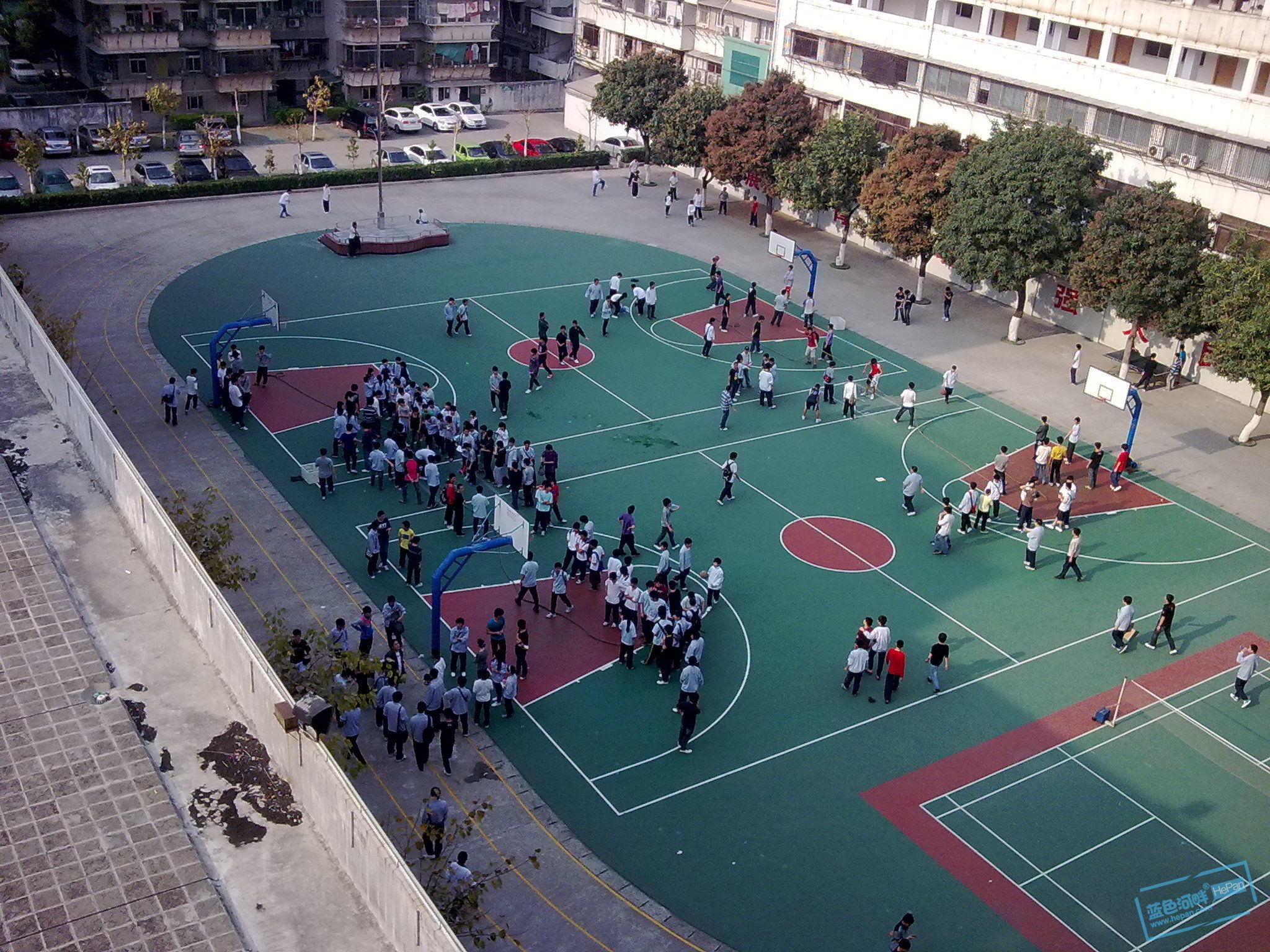 汕头市高级技工学校年度拔河比赛进行中.
