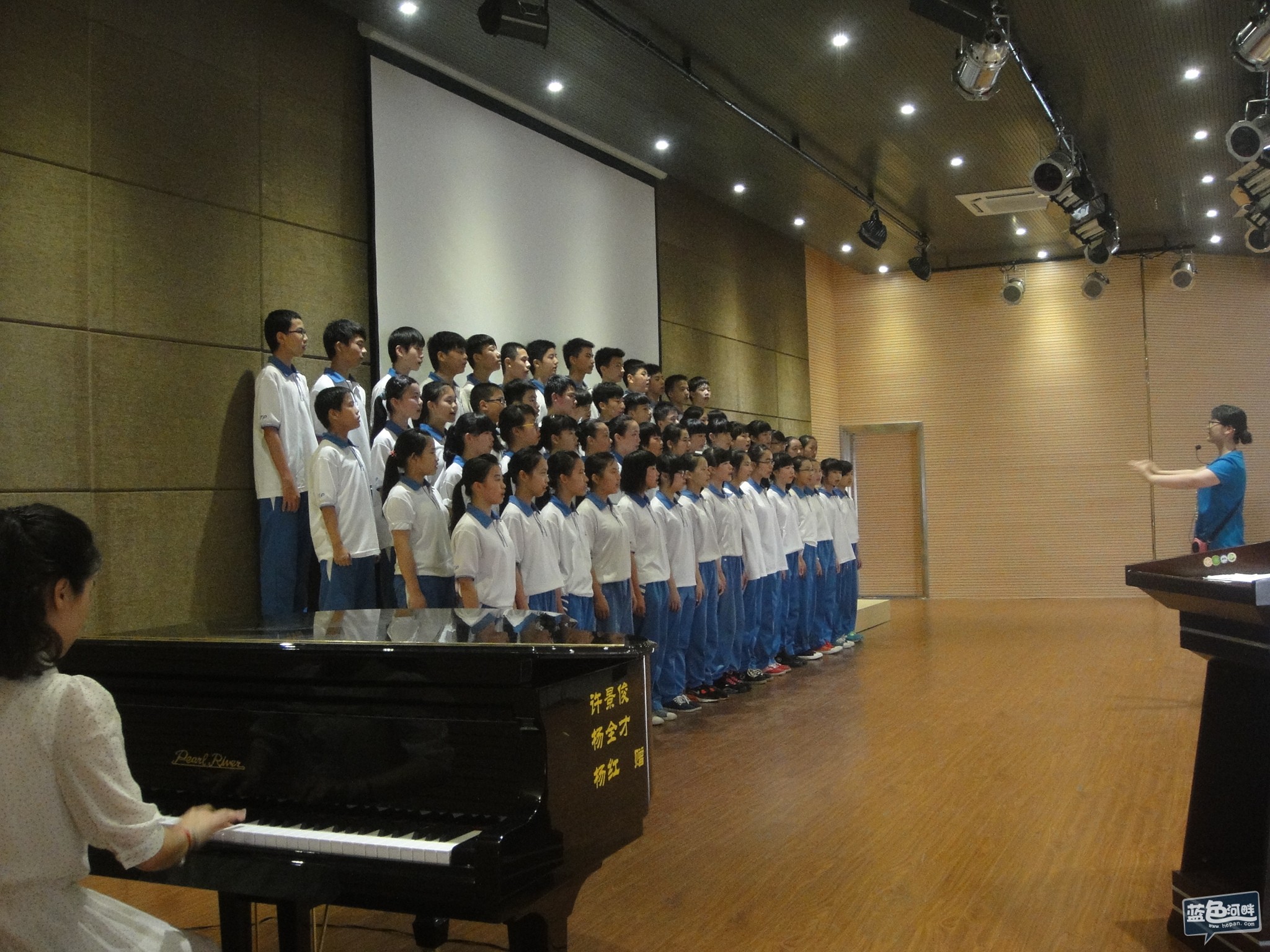 同平中学合唱队在聿怀中学