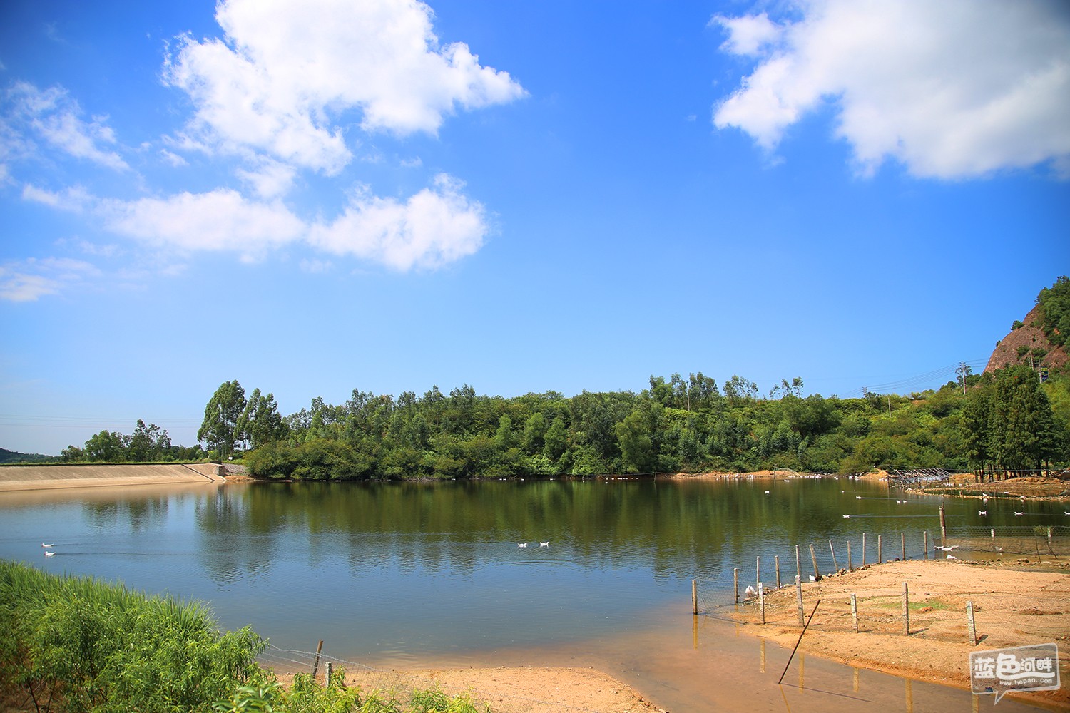 蓝天白云下的水库更加清新脱俗