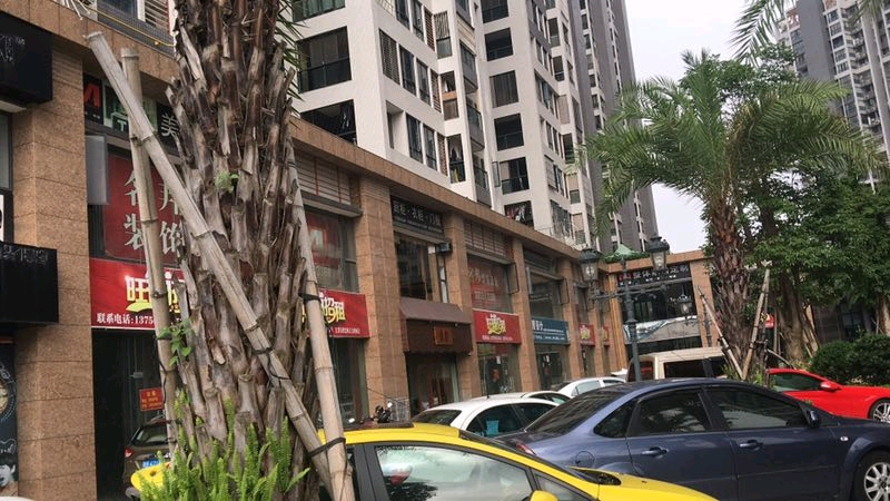星汇国际花园门前小广场成为乱停乱放的乐土!谁来管?谁能管?